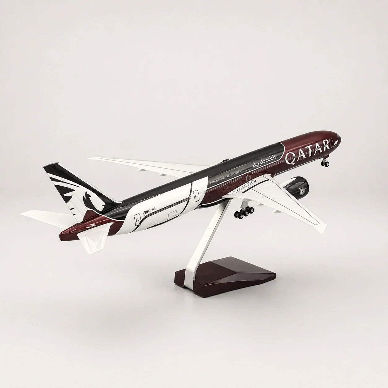 Qatar Airways Boeing 777 1:135 Scale Model